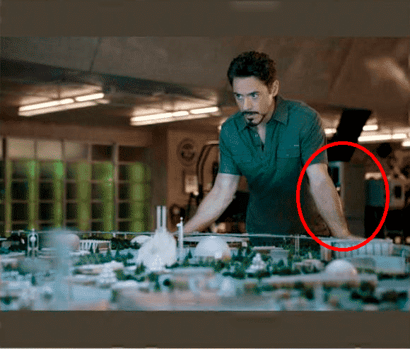 Impresora 3D Dimension Elite en el fondo del laboratorio de Tony Stark.