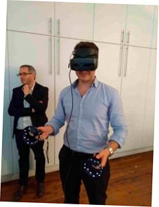 Pierre-Antoine probando unas gafas de realidad virtual.