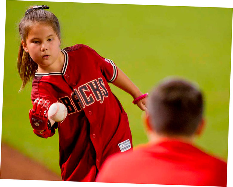 chica con brazo impreso en 3d lanza su primer lanzamiento en un juego de beisbol de arizona 5f6be1c0f21bb