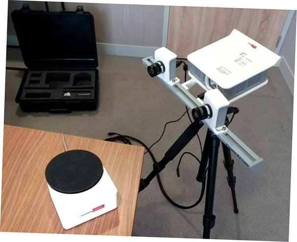 El escáner RangeVision Spectrum 3D y el tocadiscos automático.
