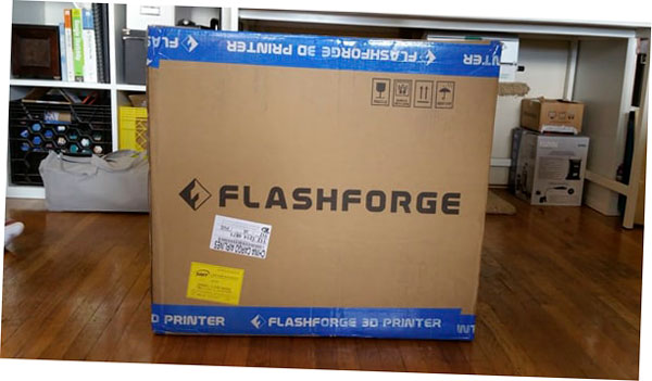 El Flashforge Creator Pro viene en una caja bastante grande de unos 20 kilos.