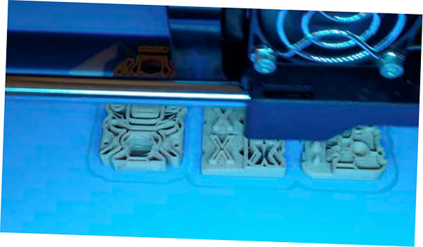 Impresión 3D Woodfill PLA a 230 ° C, antes de que se adhiera permanentemente a la superficie de construcción.