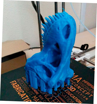 Cráneo Trex impreso en 3D a tamaño completo con Octofiber Blue PLA