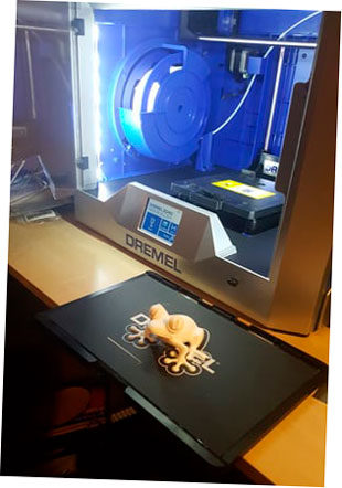 La Dremel 3D40 Idea Builder se abre con su placa de impresión 3D extraíble.