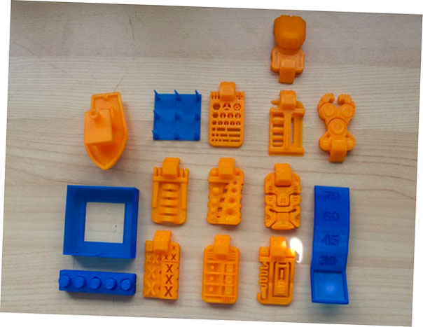 Archivos de prueba 3D KitBash V0.2 impresos en 3D en la Dremel Idea Builder 3D40.