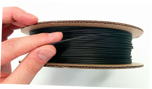 El color negro mate oscuro del PLA de fibra de carbono Proto-pasta.
