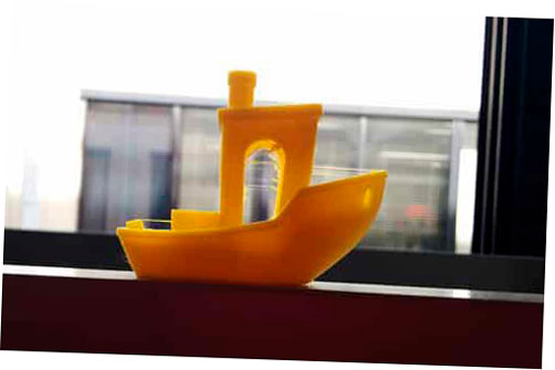 Benchy impreso en 3D con Voltivo ExcelFil PLA a una resolución de 100 micrones. Incluso si la calidad es buena, es necesario eliminar algunos hilos adicionales.